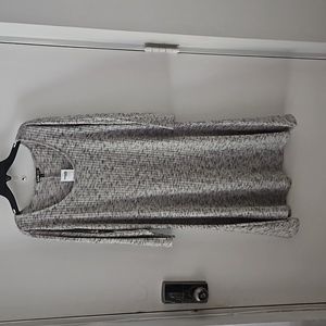🌟New Size 1X middle length dress from Charlotte Russe. Light & dark gray color.